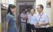 副校长何兴道深入宿舍看望外国语学院新生