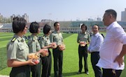 外国语学院组织看望2020级军训新生   