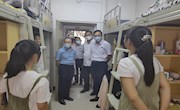 校党委常委、统战部长陈爱生走访外国语学院新生宿舍