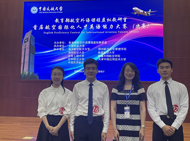 雷敏老师与三名同学合照.jpg