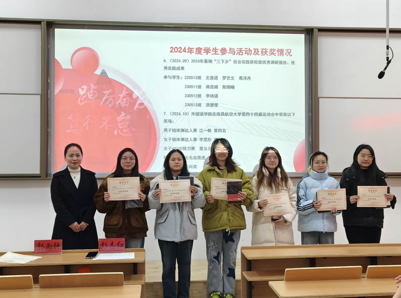 彭志红为学院暑期“三下乡”优秀实践者颁发荣誉证书