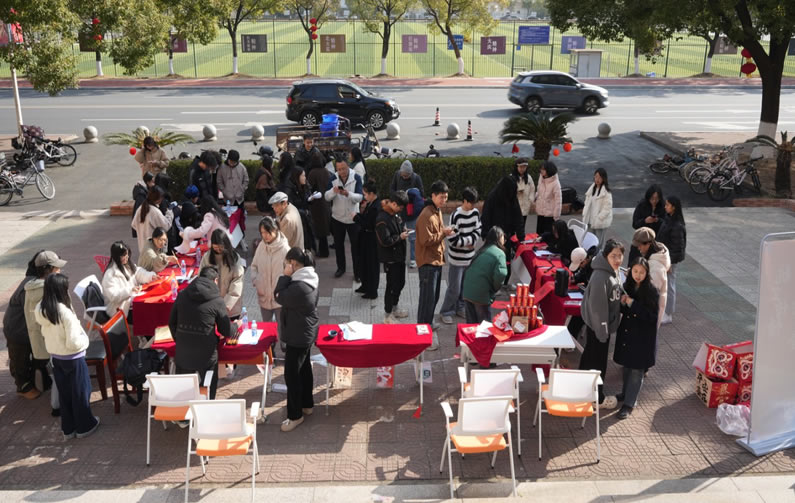 外国语学院举办“笔墨凝香 航空传情”写春联送祝福活动