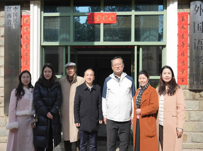 学院大厅贴春联合影留念