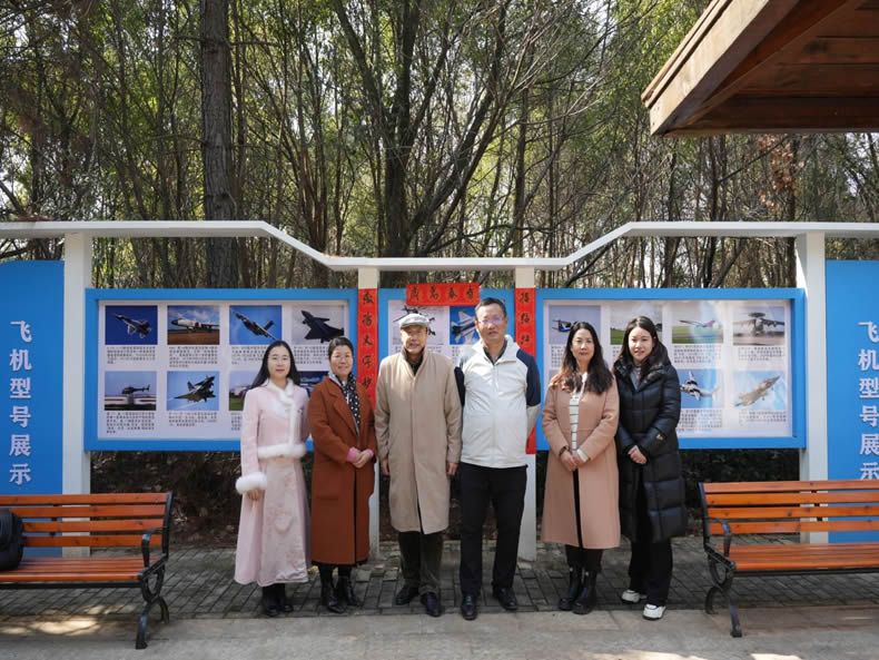 教师在外语航空广场贴春联合影留念