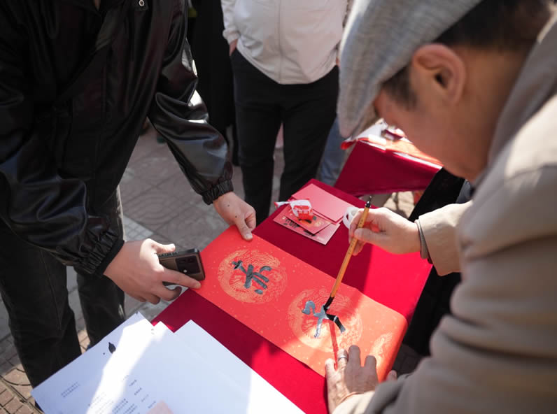 江山老师为学生书写对联