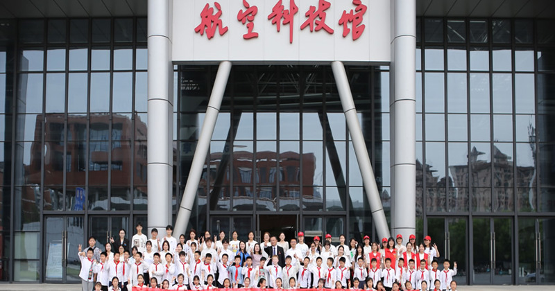 南昌航空大学外国语学院开展“逐梦蓝天·大手拉小手”主题党团队日活动