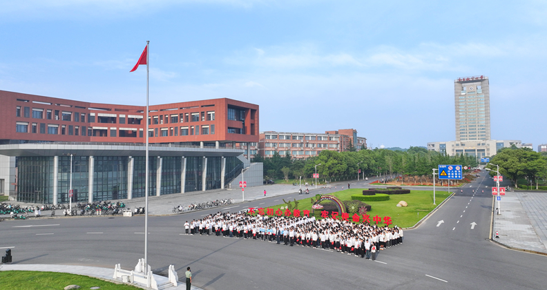 与国旗共赴“晨光”：学院顺利举行升国旗仪式