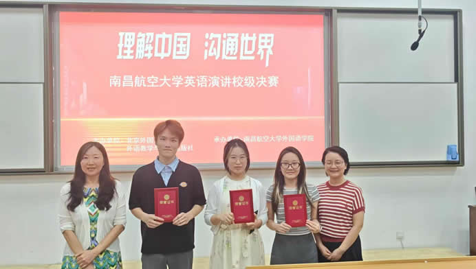 金奖选手和评委合影