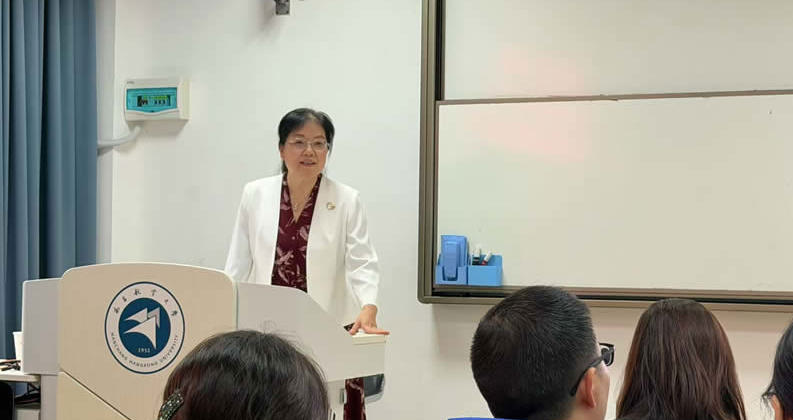 华中科技大学徐锦芬教授应邀来外国语学院讲学